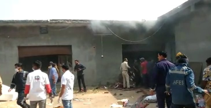 9-dead-two-seriously-injured-in-fire-in-a-textile-warehouse-in-Ahmedabad